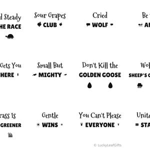 Peut inclure: Une collection de douze motifs de texte noir sur fond blanc présentant des phrases telles que Slow and Steady WINS THE RACE, Sour Grapes CLUB, Cried WOLF, Be the ANT, Flattery Gets You NOWHERE, Small But MIGHTY, Don't Kill the GOLDEN GOOSE et Wolf in SHEEP'S CLOTHING.