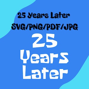 Puede incluir: Un fondo azul y azul claro con texto blanco que dice "25 Years Later" en una fuente negrita y en bloque. El texto "SVG/PNG/PDF/JPG" está en negro y por encima del texto blanco.