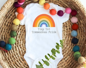 Tiny Tot Super Pride Baby Body, Säugling Pride Wear, Bunt Neugeborenen Geschenk, Pride Month, LGBTQ Kleidung, Pride Baby Geschenk