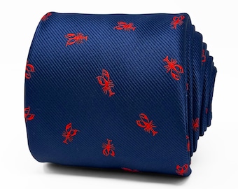 Puede incluir: Una corbata enrollada de color azul marino profundo con un patrón repetitivo de pequeños iconos de langosta de color rojo brillante. La tela tiene una textura acanalada diagonal distintiva en toda la superficie y está enrollada en capas.