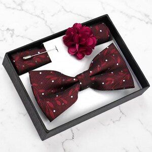 Burgundy & Black Leaf Bow Tie Set with Subtle Dot Pattern – Elegant Gift Set with Bowtie, Pocket Square, and Lapel Flower