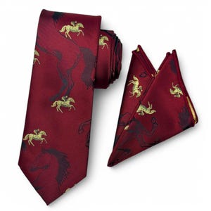 Cravate et pochette de costume bordeaux jockey de course de chevaux | Ensemble classique Sport of Kings Horsemanship en microfibre