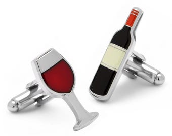 Peut inclure: Paire de boutons de manchette argentés sur le thème du vin. L'un représente un verre de vin rempli de liquide rouge, l'autre une bouteille de vin noire avec une étiquette crème et un bouchon rouge. Accessoire élégant.