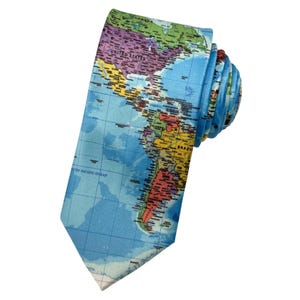 Cravate de carte du monde | Surface de la Terre, illustrant les continents, les pays et les principales caractéristiques géographiques pour les amateurs de géographie
