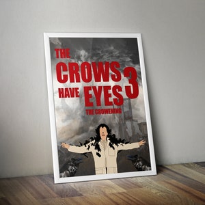 Könnte beinhalten: Ein Filmplakat für "The Crows Have Eyes 3: The Crowening". Das Plakat zeigt einen dunklen, stürmischen Himmel mit einem Mann, der in der Mitte der Szene steht. Der Mann trägt eine weiße Jacke und hat die Arme ausgestreckt. Der Text "The Crows Have Eyes 3" ist in roten Buchstaben und der Text "The Crowening" ist in weißen Buchstaben.