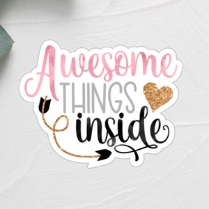 Naklejki Awesome Things Inside | Naklejki w kolorze różowym i czarnym | Naklejki wysyłkowe dla małych firm | Zabawne naklejki wysyłkowe dla nowych firm