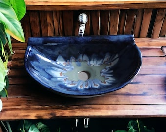 Un pequeño lavabo de sobre encimera (35 x 22 cm)