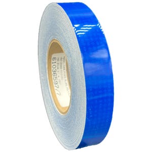 Könnte beinhalten: Eine Rolle blaues reflektierendes Klebeband mit einem Rautenmuster. Das Band ist um einen Pappkern gewickelt. Der Text "61036597/7" ist auf dem Kern aufgedruckt.