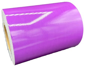 Op de afbeelding: Een rol glanzende, paarse, zelfklevende vinylfolie. De folie heeft een glanzende afwerking.