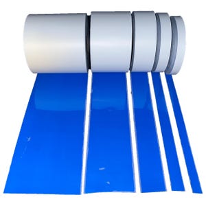 Op de afbeelding: Rollen blauwe plakband met witte achterkant. De tape is uitgerold en in verschillende breedtes gelegd.