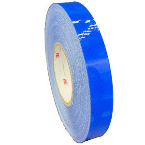 Könnte beinhalten: Eine Rolle blaues reflektierendes Klebeband mit weißem Kern. Das Klebeband ist rautenförmig und hat eine reflektierende Oberfläche.