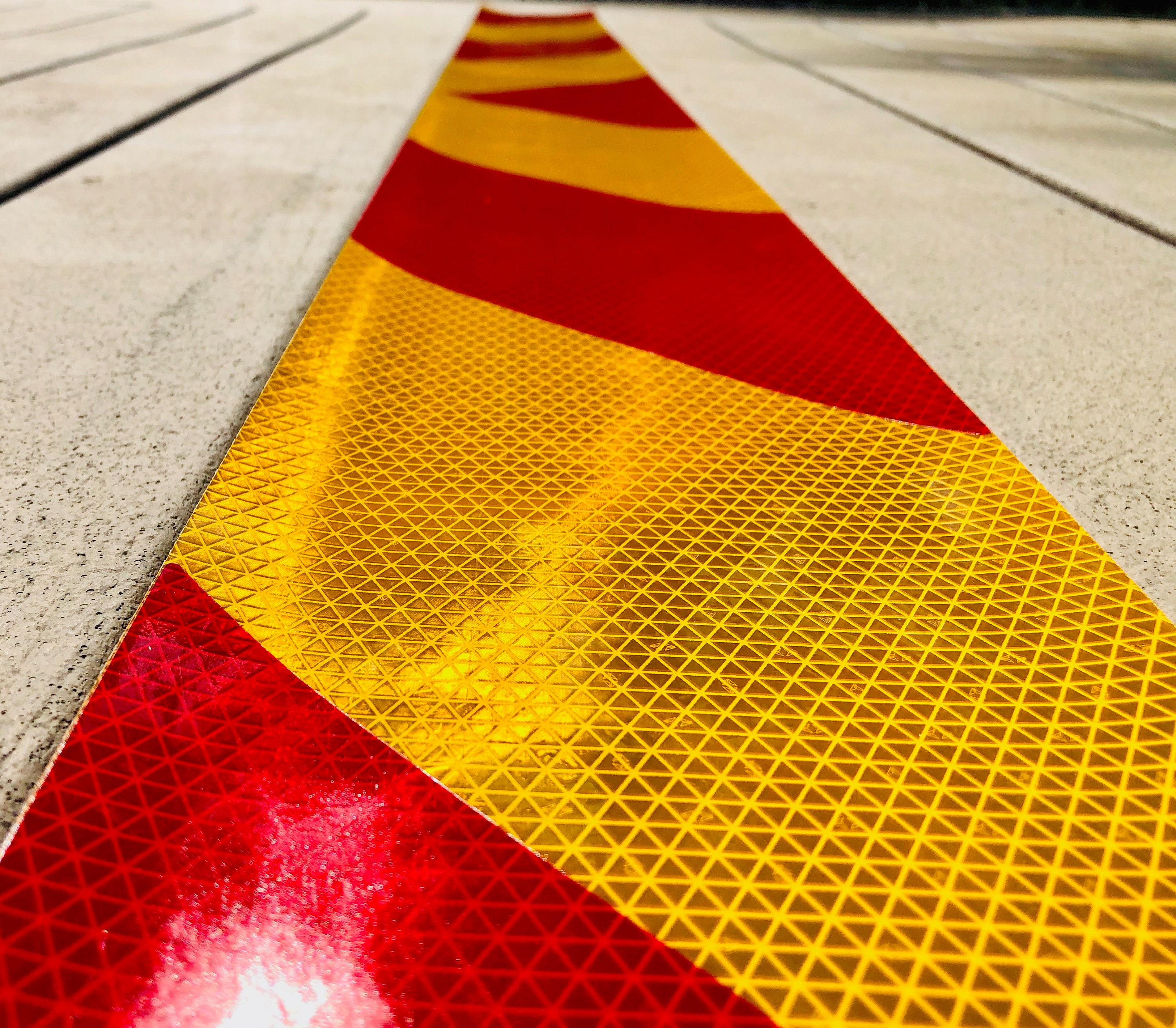 Décalcomanies Chevrons Jaune-rouge Fluo – Échelle 1/18 – 170x120mm – Marque Interdecal