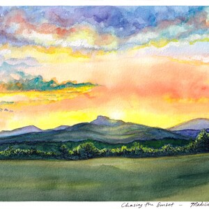Puede incluir: Pintura a la acuarela de una puesta de sol sobre una cordillera. El cielo transita del amarillo al naranja y al morado, con nubes. El primer plano presenta un campo verde. La pintura se titula "Chasing the Sunset" y est&aacute; firmada por el artista.
