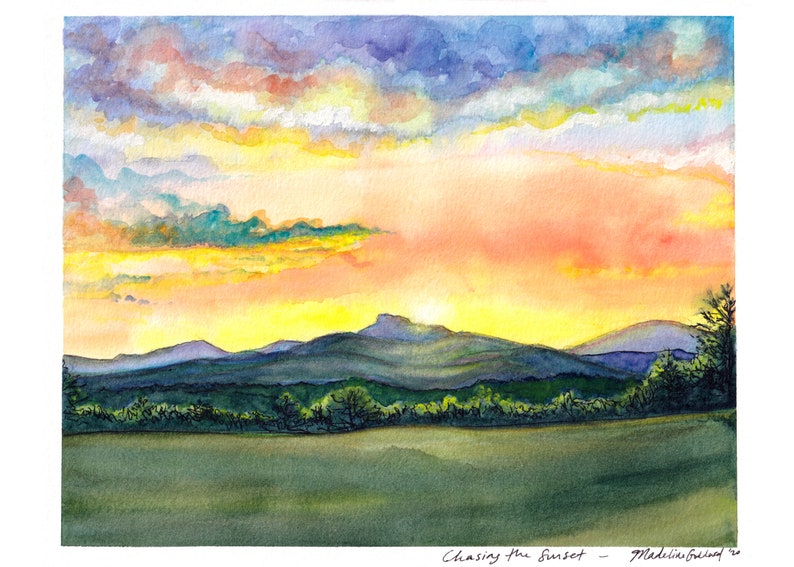 Puede incluir: Pintura a la acuarela de una puesta de sol sobre una cordillera. El cielo transita del amarillo al naranja y al morado, con nubes. El primer plano presenta un campo verde. La pintura se titula "Chasing the Sunset" y est&aacute; firmada por el artista.