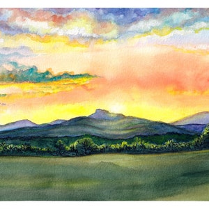 Puede incluir: Pintura a la acuarela de una puesta de sol sobre una cordillera. El cielo transita del amarillo al naranja y al azul, con nubes esponjosas. Las monta&ntilde;as son de color verde oscuro y azul, y el primer plano es un campo verde.