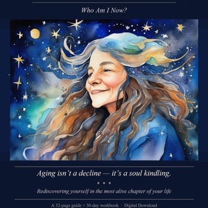 Può includere: Una copertina per download digitale con il testo "Embrace the Crone" e "Who Am I Now?" sopra un'illustrazione ad acquerello di una donna sorridente con lunghi capelli fluenti. Lo sfondo è blu scuro con stelle. Il testo "Aging isn't a decline - it's a soul kindling" è sotto.