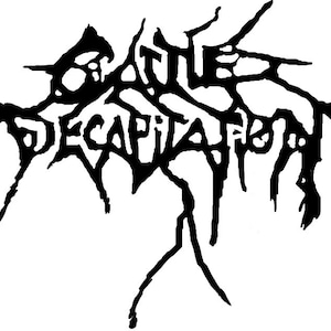 Puede incluir: Logotipo en blanco y negro para la banda "GATES OF DECAPITATION". El logotipo está en un estilo heavy metal con líneas afiladas y dentadas.
