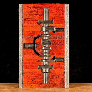 以下が含まれることがあります： 複数の連結棒が付いたクランクシャフトの木製ディスプレイモデル。モデルは、赤い染みのある暗い木材でできており、金属製のクランクシャフトと連結棒があります。