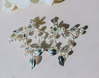 Silberohrringe mit winzigen Perlen, Kristallperlen und floralen Details. Must Have für Bräute!
