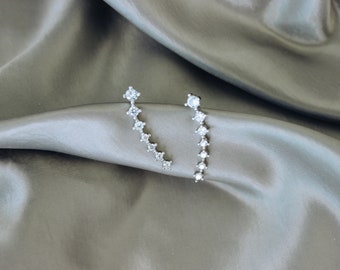 Silber Ohr kletterer mit zierlichen Strasssteinen, Minimalistische Ohr crawler, Winzige Ohrstecker, zierliche Ohrringe, Geschenk Ohrringe für Sie