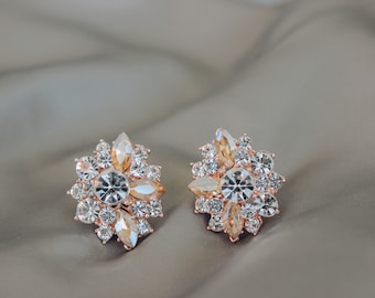 Florale Ohrstecker mit glänzenden Kristallen, glamouröse Hochzeit Ohrringe kommen in 2 verschiedenen Farben, Brautjungfern Geschenk, Perfektes Geschenk für Sie