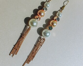 Lange Tropfen Ohrringe mit weißen, goldenen und blush Perlen und baumelnden Ketten, Quasten Ohrringe