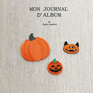 Könnte beinhalten: Gestickte Halloween-Patches mit einer orangefarbenen Kürbis, einer Jack-o'-Lantern und einem katzenartigen Gesicht mit Fangzähnen. Auf einem neutralfarbenen Stoffhintergrund. Der Text "MON JOURNAL D'ALBUM" steht oben.