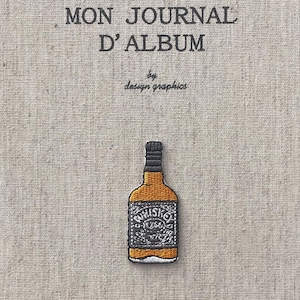 Könnte beinhalten: Ein gestickter Aufnäher einer Whiskeyflasche mit schwarzem Verschluss und dem Etikett "Whiskey". Der Aufnäher ist orange und schwarz und befindet sich vor einem beigefarbenen Stoffhintergrund. Der Text "MON JOURNAL D'ALBUM" steht über dem Aufnäher.