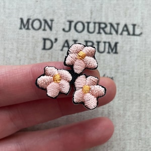 Toppa con triplo fiore rosa corallo pallido, toppa con fiore termoadesiva, piccolo fiore ricamato