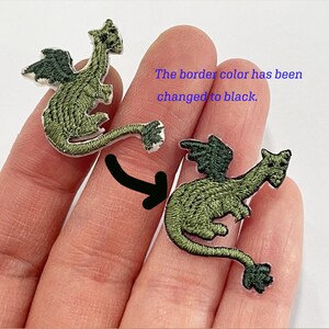 以下が含まれることがあります： 緑と濃い緑色の刺繍ドラゴンパッチ。ドラゴンは翼と長い尾を持っています。ボーダーの色は黒に変更されました。
