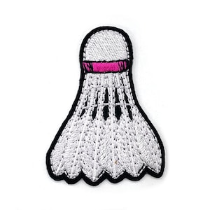 Peut inclure: &Eacute;cusson brod&eacute; d'un volant de badminton blanc avec une bande rose et un contour noir. Le volant pr&eacute;sente des coutures d&eacute;taill&eacute;es et un design classique, id&eacute;al pour les amateurs de sport ou les projets d'artisanat.