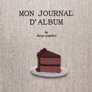 May include: Embroidered patch with the text "MON JOURNAL D'ALBUM" and "by design graphics". The patch features a slice of chocolate cake on a plate, all in shades of brown and gray, on a textured beige background.