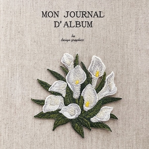 Könnte beinhalten: Bestickte Tagebuchhülle mit dem Text "MON JOURNAL D'ALBUM" und "by design graphics". Die Hülle zeigt einen Strauß weißer Calla-Lilien mit gelben Zentren und grünen Blättern.