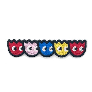 Può includere: Una toppa ricamata colorata con cinque fantasmi di Pac-Man in fila. Ogni fantasma è di un colore diverso: rosso, rosa, blu, giallo e rosso. I fantasmi hanno occhi bianchi e contorni neri, ideale per abbigliamento.