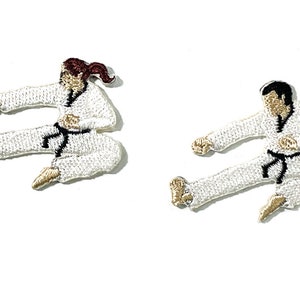 Puede incluir: Parches bordados con artistas marciales en uniformes blancos con cinturones negros. Uno muestra a una persona con cabello oscuro en una cola de caballo, el otro con cabello negro corto, ambos en pose de patada. Para los entusiastas de las artes marciales.