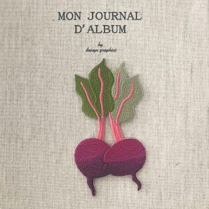 Puede incluir: Una portada de diario con el texto "MON JOURNAL D'ALBUM" y un bordado de remolacha. Las remolachas bordadas tienen raíces moradas, tallos rosas y hojas verdes. La portada del diario es de color beige claro.