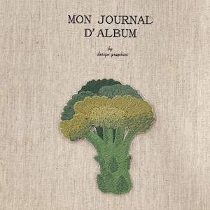 Puede incluir: Portada de diario bordada con el texto "MON JOURNAL D'ALBUM" y un diseño de brócoli. El brócoli está en tonos de verde y verde amarillento. La portada es de color beige claro.