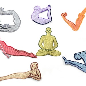 Può includere: Una collezione di toppe ricamate raffiguranti posizioni yoga. Le toppe presentano vari colori, tra cui argento, viola, arancione, rosso, giallo, beige e blu. Ogni toppa mostra una diversa postura yoga, per gli appassionati di yoga.