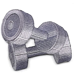 Puede incluir: Parche bordado con una pesa gris. El parche tiene una apariencia detallada y texturizada con un efecto degradado, mostrando la forma y el diseño de una pesa de halterofilia. Ideal para los entusiastas del fitness.