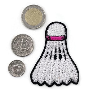 Peut inclure: &Eacute;cusson brod&eacute; de volant de badminton blanc et noir avec une bande rose. L'&eacute;cusson est &agrave; c&ocirc;t&eacute; d'un quart de dollar, d'une pi&egrave;ce de dix cents et d'une pi&egrave;ce d'euro.
