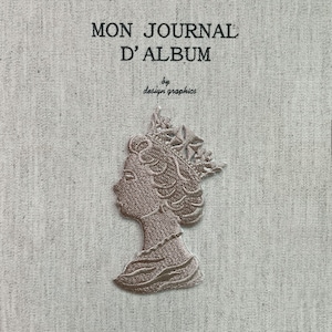 Peut inclure: Écusson brodé marron clair représentant le profil d'une femme couronnée, cousu sur un tissu gris clair. Le texte "MON JOURNAL D'ALBUM" est en haut, avec "by design graphics" en dessous. Un article décoratif.