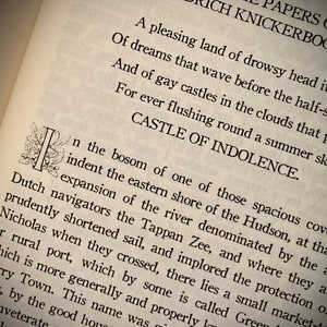 K&ouml;nnte beinhalten: Nahaufnahme einer Buchseite mit gedrucktem Text. Der Titel "The Papers of the Diedrich Knickerbocker" ist sichtbar. Der Text enth&auml;lt S&auml;tze wie "Castle of Indolence" und erw&auml;hnt den Hudson River und Tarry Town.