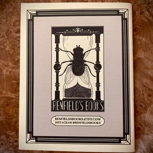 K&ouml;nnte beinhalten: Ein Druck mit einer Schwarz-Wei&szlig;-Illustration einer Fliege in einer Sanduhr, mit dem Text "RENFIELD'S BOOKS" und Website-Informationen. Das Design ist mit einem schwarzen Rahmen auf hellgrauem Hintergrund versehen.