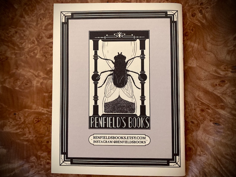 K&ouml;nnte beinhalten: Ein Druck mit einer Schwarz-Wei&szlig;-Illustration einer Fliege in einer Sanduhr, mit dem Text "RENFIELD'S BOOKS" und Website-Informationen. Das Design ist mit einem schwarzen Rahmen auf hellgrauem Hintergrund versehen.