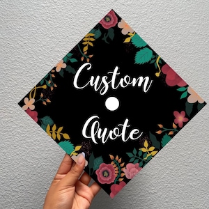 Birrete de graduación floral, birrete de flores de colores, adorno para birrete, cita personalizada, birrete floral, primer graduado, birrete, decoración de graduación