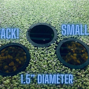 Puede incluir: Tres discos de filtro de plástico negro de 1,5 pulgadas de diámetro para acuarios. El texto "SMALL" y "3 PACK!" es visible en la imagen.