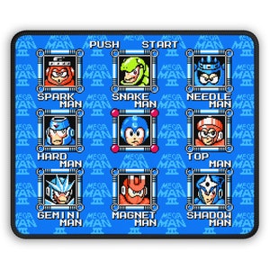 Puede incluir: Un gráfico pixelado azul y blanco de la pantalla de selección de personajes del videojuego Mega Man 3. La pantalla muestra los nombres de los ocho maestros robots: Spark Man, Snake Man, Needle Man, Hard Man, Top Man, Gemini Man, Magnet Man y Shadow Man.