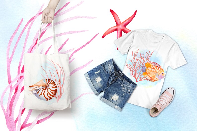 Pu&ograve; includere: Una borsa tote bianca con un'illustrazione ad acquerello di una conchiglia di nautilus e corallo. La borsa &egrave; tenuta da una mano.