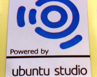 Powered by ubuntu studio Sticker  in chrome 19 x 28mm [784]