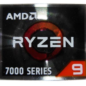 Peut inclure: Autocollant noir et rouge AMD Ryzen 9 S&eacute;rie 7000. Le logo AMD est blanc, au-dessus du texte blanc "RYZEN". Le chiffre "9" est dans un rectangle rouge. Le fond est noir avec un motif textur&eacute;.